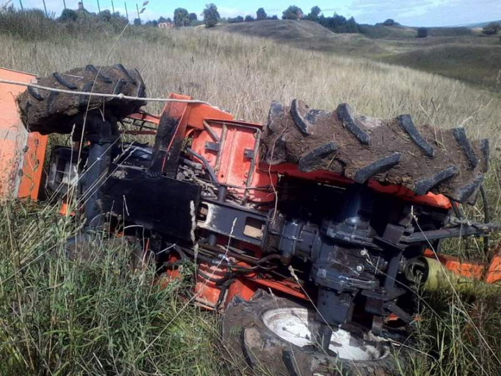 Samorobniy traktor perekinuvsya na hmelnichchini  pasazhir u komi 1 2017 06 01 02 25 56